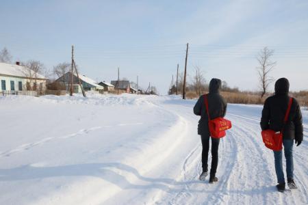 Омск. Обкомовский «Соболь» едет по сельским улицам 