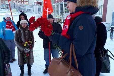 Ямало-Ненецкий автономный округ. В Салехарде прошел пикет в честь Дня Советской Армии и ВМФ