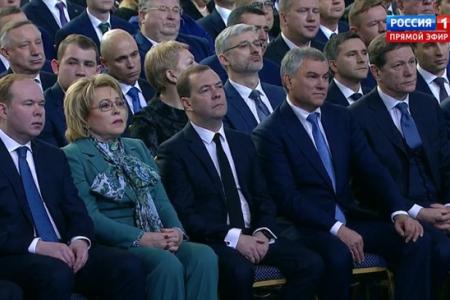 ​«Гостинно-дворовое» послание Путина: попытка выправить падающие рейтинги и угрозы заокеанскому соседу​