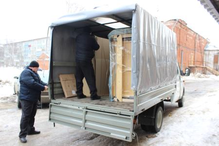 Владимирские коммунисты помогли многодетной семье приобрести мебель