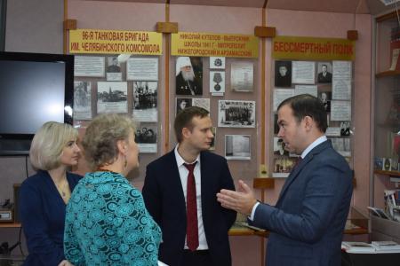 В преддверии Дня защитника Отечества Ю.В. Афонин посетил патриотический форум школьников «Виват, Россия!» и художественную выставку «За мир»