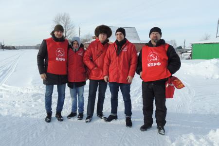 Омск. Обкомовский «Соболь» едет по сельским улицам 