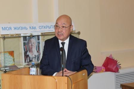 Первый секретарь Калмыцкого рескома КПРФ Николай Нуров поздравил старейшего работника культуры республики с 95-летием