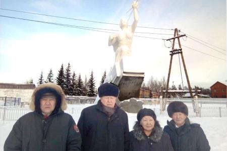 Секретари Якутского рескома КПРФ держат отчет