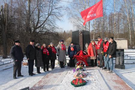Псковская область. Коммунисты почтили память Александра Матросова и провели автопробег по братским захоронениям
