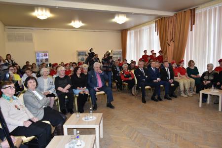 В Магадане в городской библиотеке коммунисты отметили 75-летие снятия блокады Ленинграда