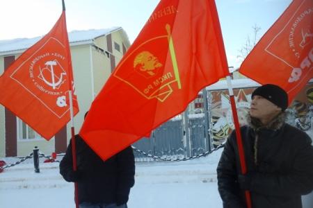 Ямало-Ненецкий автономный округ. В Салехарде прошел пикет в честь Дня Советской Армии и ВМФ