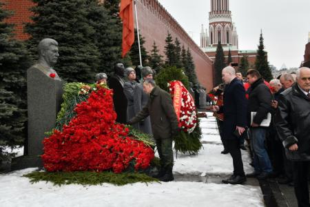 Склоняем головы перед величием подвига И.В. Сталина!