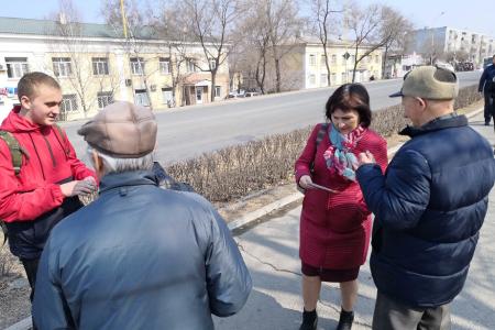 Приморский край. Женщин города Артёма прямо на улицах поздравили от имени КПРФ и ЛКСМ