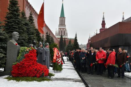 Склоняем головы перед величием подвига И.В. Сталина!