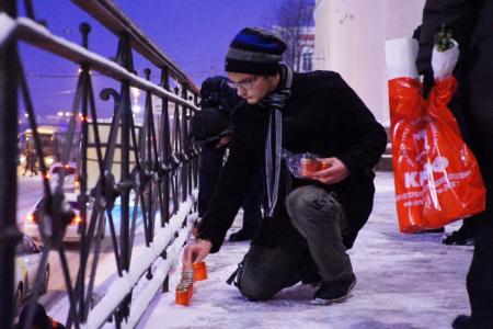 Ленинградские комсомольцы зажгли свечи в память о Жоресе Алфёрове