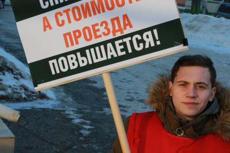 В Омске у Главпочтамта прошел пикет, организованный молодежным активом Омского обкома КПРФ