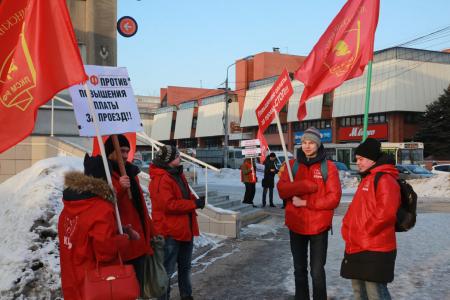 В Омске у Главпочтамта прошел пикет, организованный молодежным активом Омского обкома КПРФ