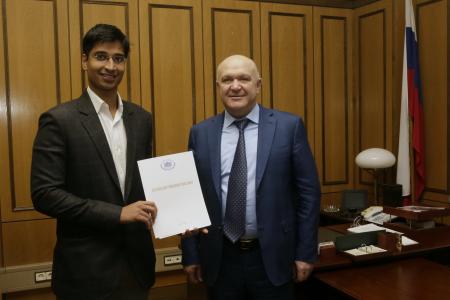 Депутат Госдумы Анатолий Бифов наградил лауреатов студенческого конкурса «Знакомство с Российским Кавказом»