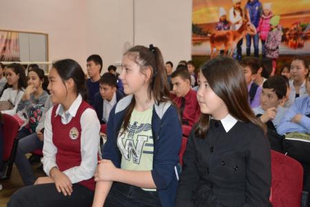 Коммунисты Калмыкии подарили книги сельской школе
