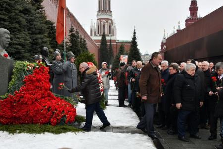 Склоняем головы перед величием подвига И.В. Сталина!