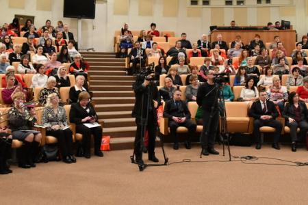 «Женщины вместе с мужчинами». В канун 8 марта в Госдуме прошел Всероссийский Женский Форум