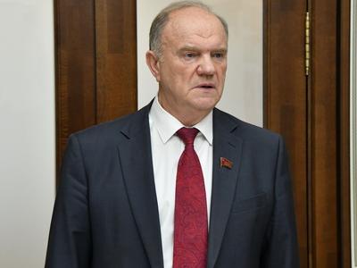 Г.А. Зюганов наградил потомков полководцев СССР памятными медалями ЦК КПРФ