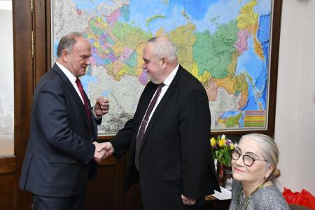 Г.А. Зюганов наградил потомков полководцев СССР памятными медалями ЦК КПРФ