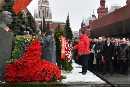 Склоняем головы перед величием подвига И.В. Сталина!