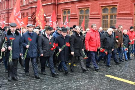 Склоняем головы перед величием подвига И.В. Сталина!