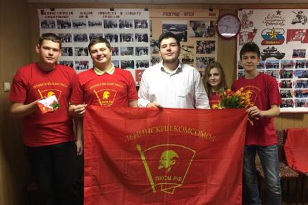 Комсомольцы Орла поздравили орловчанок с праздником