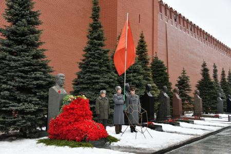 Склоняем головы перед величием подвига И.В. Сталина!