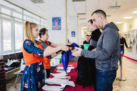 Москва. Спортивный клуб КПРФ провел массовый заплыв в бассейне