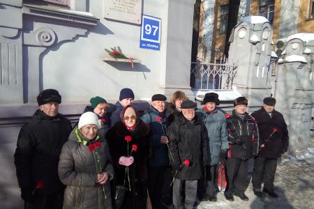 В День памяти Сталина кировские коммунисты провели возложение цветов к мемориальной доске