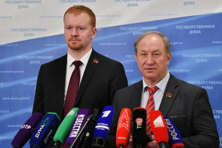 «Медведев, готовься! А то вслед за Орешкиным пойдешь на переподготовку». В.Ф. Рашкин и Д.А. Парфенов выступили в Госдуме
