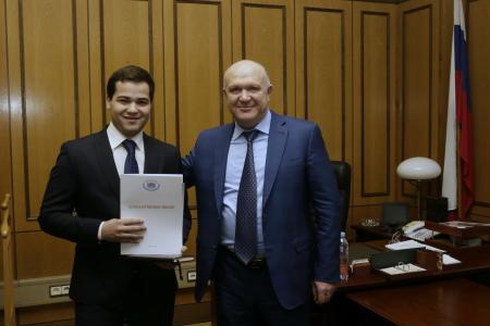 Депутат Госдумы Анатолий Бифов наградил лауреатов студенческого конкурса «Знакомство с Российским Кавказом»