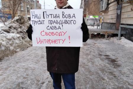 Пермские коммунисты и комсомольцы проводят одиночные пикеты в поддержку задержанных депутатов-коммунистов из Ульяновской области     