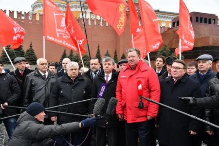 Склоняем головы перед величием подвига И.В. Сталина!