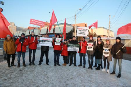 В Омске у Главпочтамта прошел пикет, организованный молодежным активом Омского обкома КПРФ