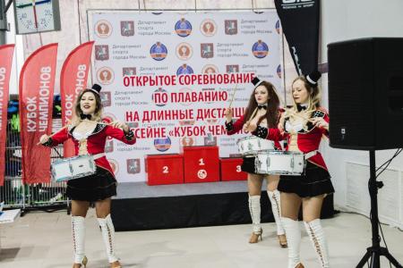 Москва. Спортивный клуб КПРФ провел массовый заплыв в бассейне