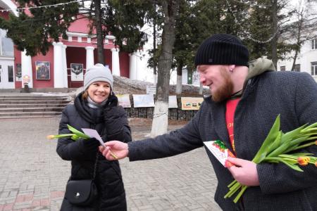 Комсомольцы Орла поздравили орловчанок с праздником