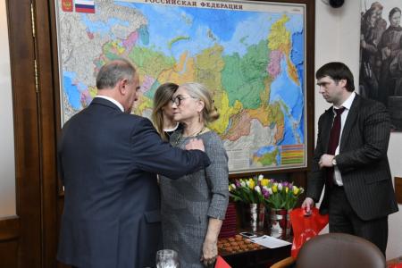 Г.А. Зюганов наградил потомков полководцев СССР памятными медалями ЦК КПРФ