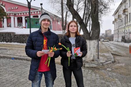Комсомольцы Орла поздравили орловчанок с праздником