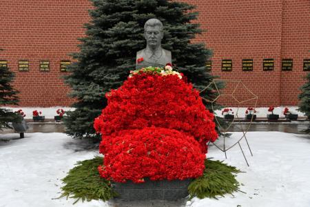 Склоняем головы перед величием подвига И.В. Сталина!