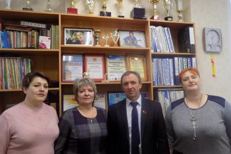 Воронежская область. Сергей Гаврилов и коммунисты Каширского райкома поздравили с 8 Марта Евдокию Кубышкину, ветерана Великой Отечественной войны