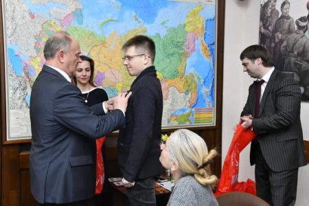 Г.А. Зюганов наградил потомков полководцев СССР памятными медалями ЦК КПРФ