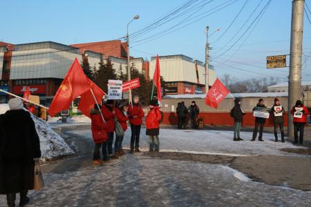 В Омске у Главпочтамта прошел пикет, организованный молодежным активом Омского обкома КПРФ