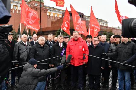 Склоняем головы перед величием подвига И.В. Сталина!