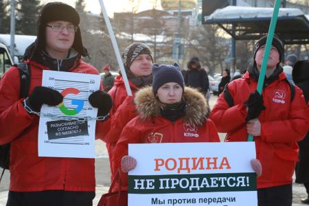 В Омске у Главпочтамта прошел пикет, организованный молодежным активом Омского обкома КПРФ