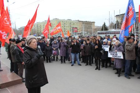 "Хватит грабить народ". Сталинградские коммунисты провели митинг на центральной площади города