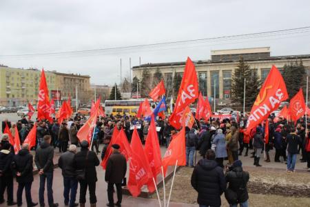 "Хватит грабить народ". Сталинградские коммунисты провели митинг на центральной площади города
