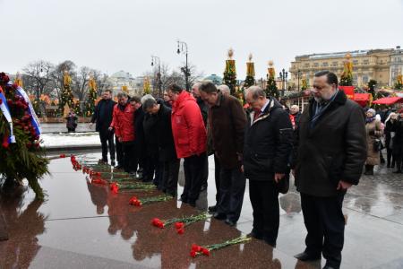 Склоняем головы перед величием подвига И.В. Сталина!