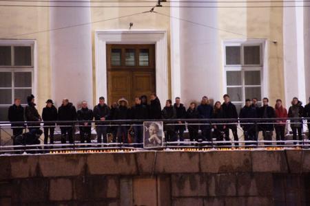 Ленинградские комсомольцы зажгли свечи в память о Жоресе Алфёрове