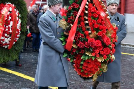 Склоняем головы перед величием подвига И.В. Сталина!