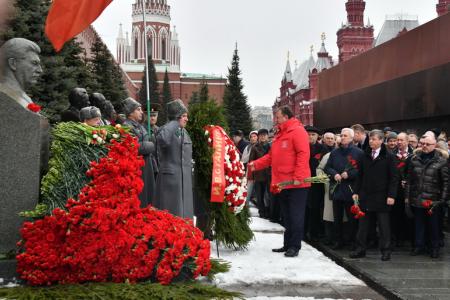 Склоняем головы перед величием подвига И.В. Сталина!